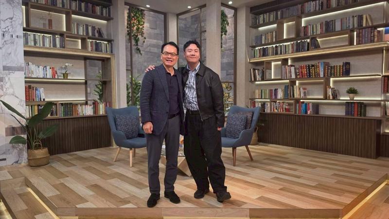 阿翰(右)受邀上鄭弘儀主持的節目《話時代人物》。(圖/三立提供)