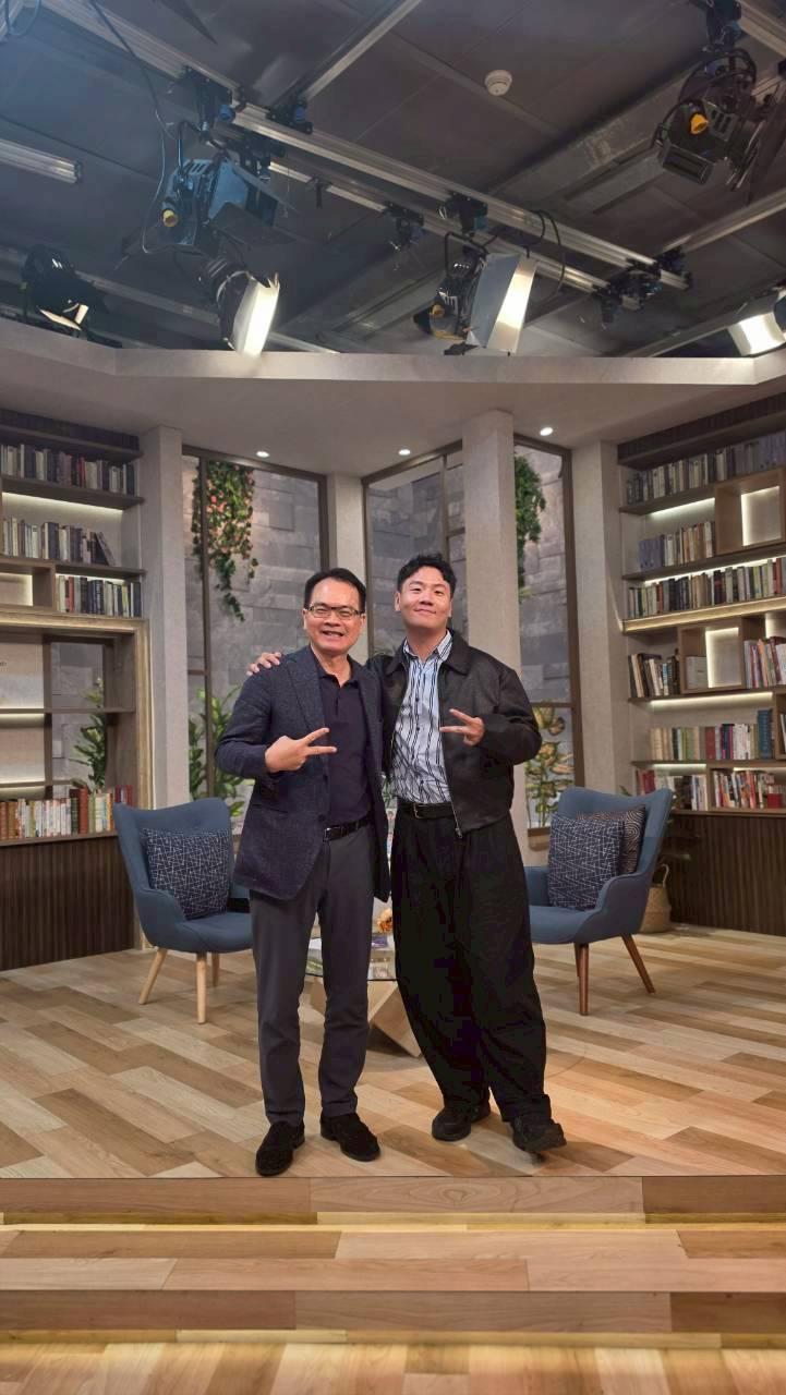 阿翰（右）曾因人氣下滑暴哭。（圖／三立提供）