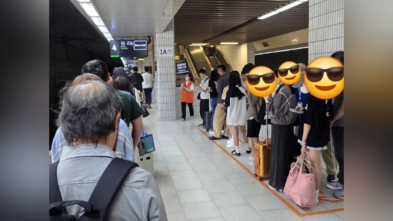 站長甚至舉牌,讓大家分流上車。(圖/翻攝Threads@nancyella1977 )