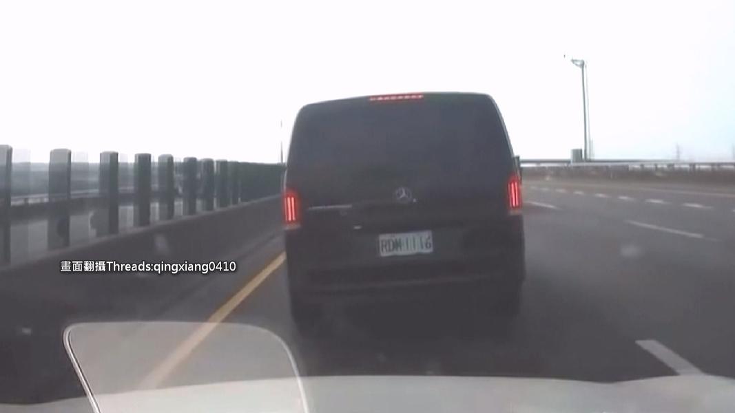 國道驚見「廂型車急煞逼車」險追撞。(圖/Threads qingxiang0410)