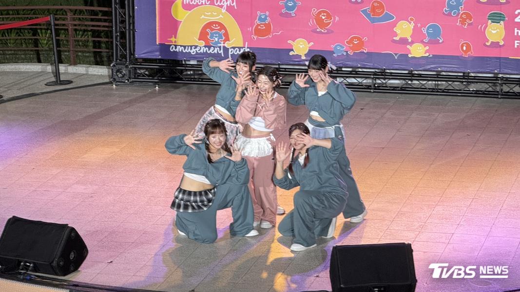二伯帶來舞蹈表演。(圖/黃盈容攝)