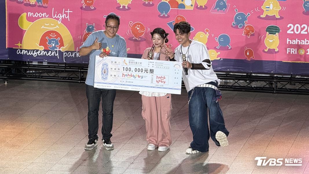蔡阿嘎和二伯捐出10萬。(圖/黃盈容攝)