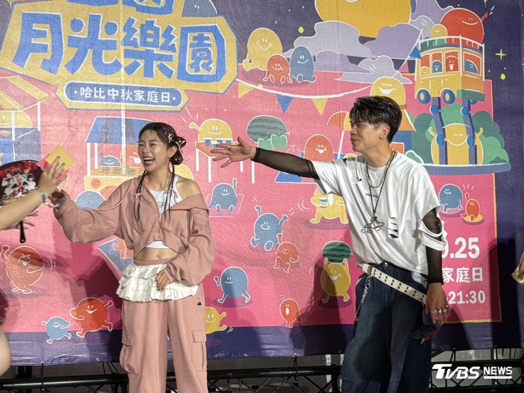 蔡阿嘎和二伯現場開放粉絲合影。（圖／黃盈容攝）