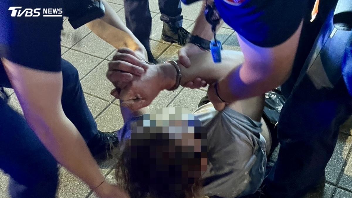新北男烤肉酒醉狂毆妻!「拉鐵門不讓她走」 海山警現行犯逮捕送辦