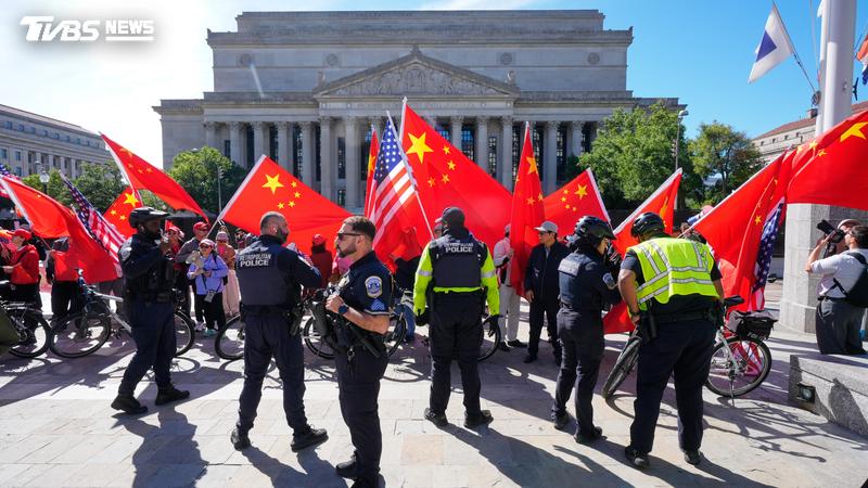習近平參訪美國國家檔案局時,示威者與大批中國僑民團體揮舞旗幟標語,高聲對峙。(圖/達志影像美聯社)