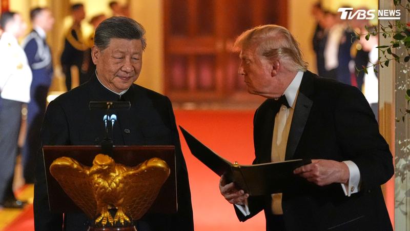 川普以高規格國宴接待習近平,習近平身穿著象徵中共政權權威的「中山裝」赴宴。(圖/達志影像美聯社)