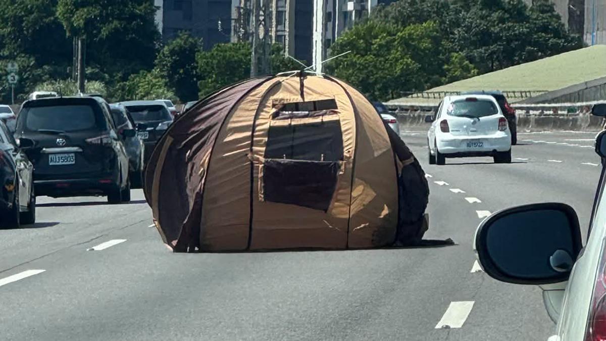 中秋連假國道三號「很順突塞車」 路中驚見帳篷
