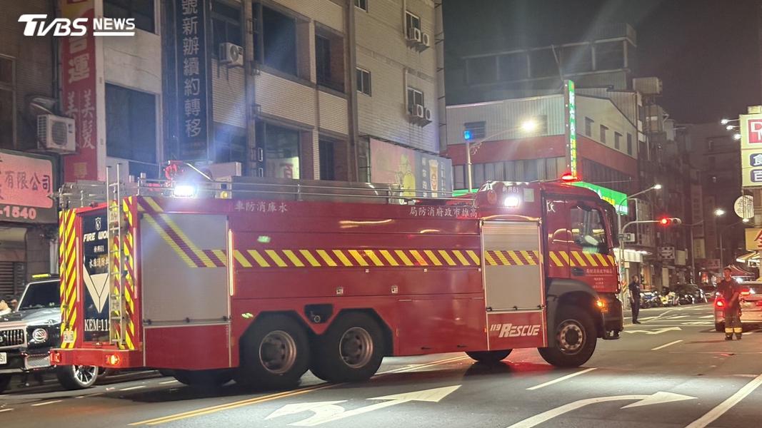 警消緊急前往現場救火,所幸無人傷亡。(圖/TVBS)