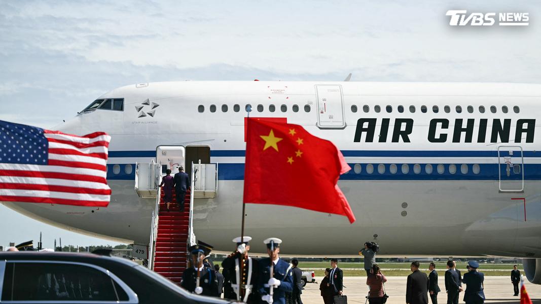 中國國家主席習近平和夫人彭麗媛登上中國國際航空公司的飛機。(圖/達志影像路透社)