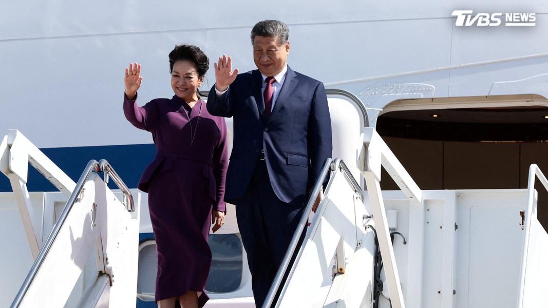 中國國家主席習近平和夫人彭麗媛在結束對美國的國事訪問後,在登機前揮手告別。(圖/達志影像路透社)