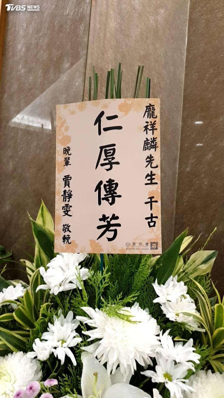 賈靜雯送上花籃。（圖／陳郁文攝）