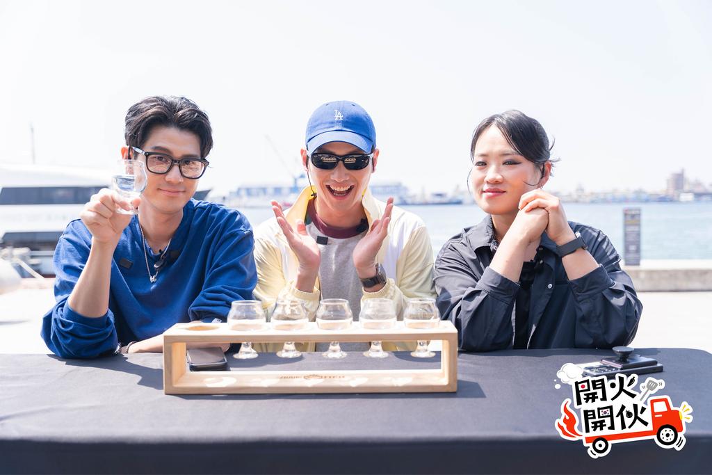 韓國隊李玉璽(左起)、范少勳及鄭智善 在港邊享受啤酒。(圖/TVBS)
