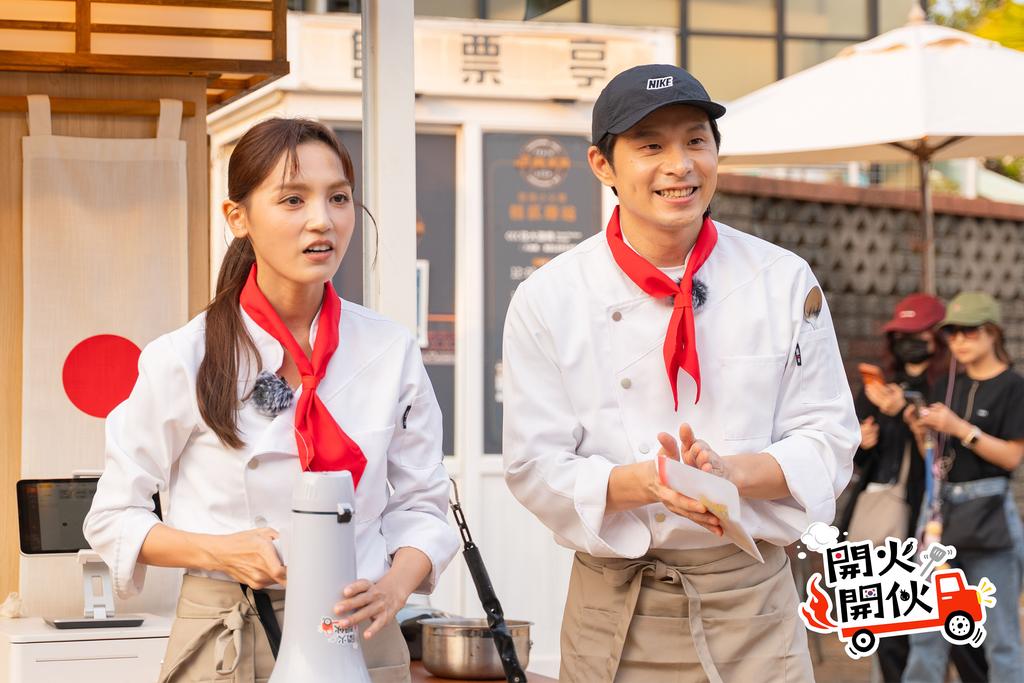 Dora謝雨芝(左)與值班經理姚淳耀向路人說明私廚餐點。(圖/TVBS)