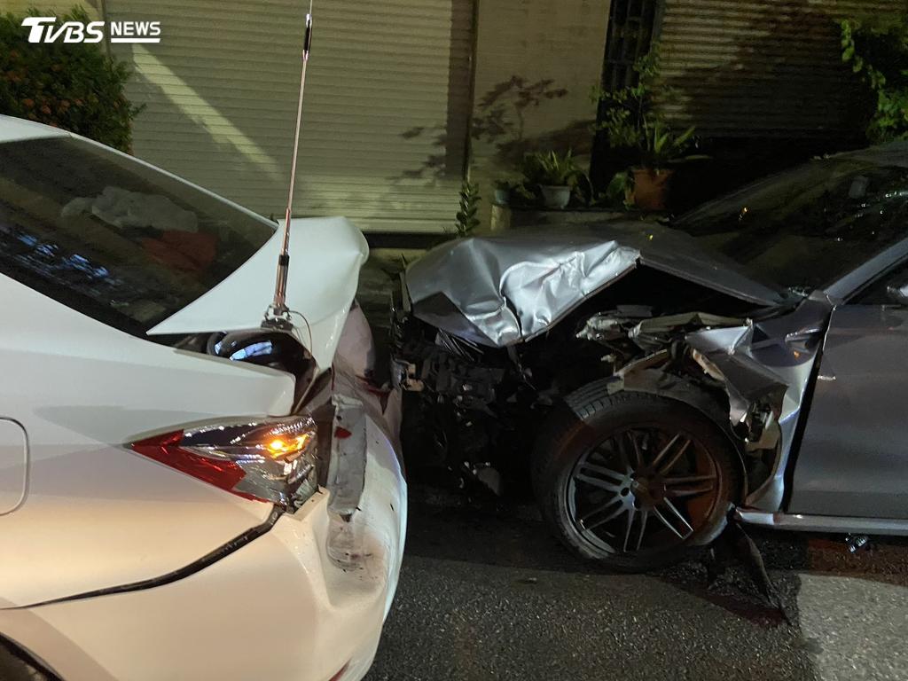 這起車禍事故，造成四車連環撞，路邊停放車輛車尾同樣嚴重受損，維修費用恐達數十萬元起跳。（圖／TVBS）