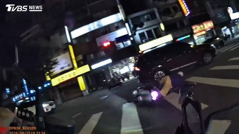 彭嫌機車行經中山路一段與立仁地下道口時不慎自摔。(圖/TVBS)