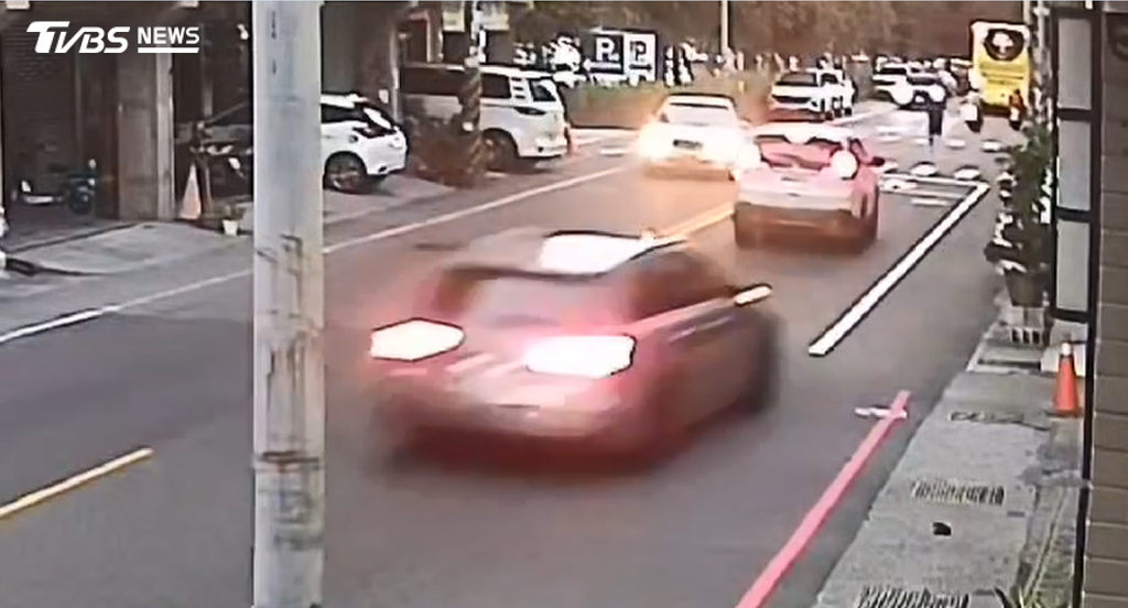 爸下車推故障車突暴衝！沿路狂撞300公尺　業者揭「1致命操作」（圖／TVBS）