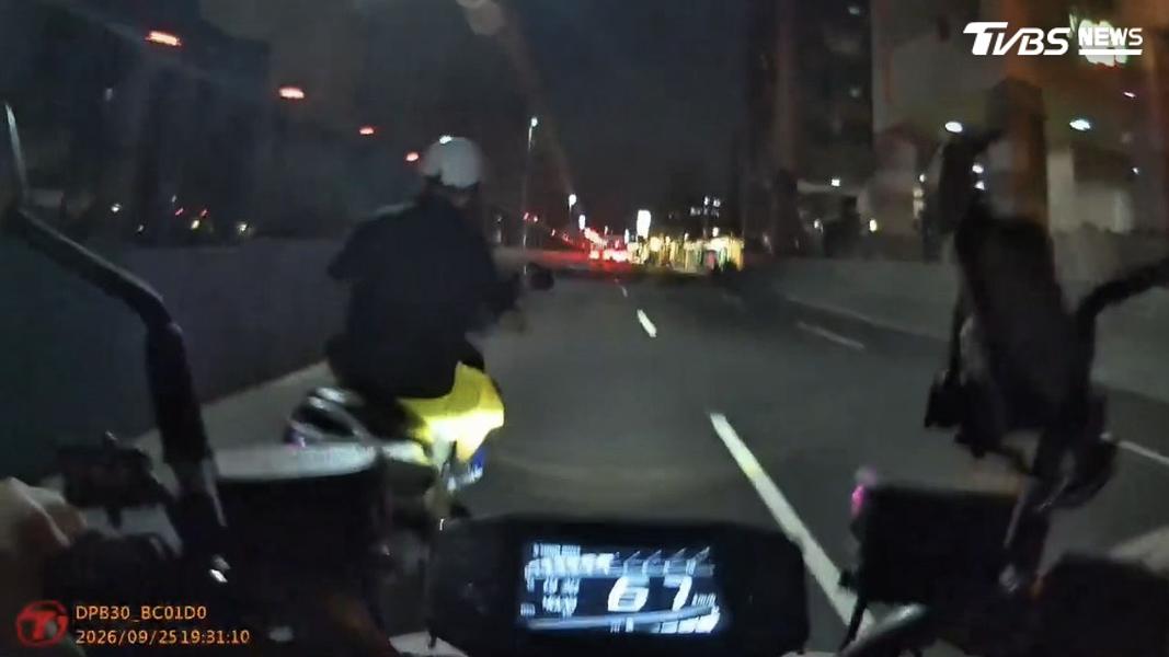 彭嫌毒駕騎車逃逸被員警追捕。(圖/TVBS)