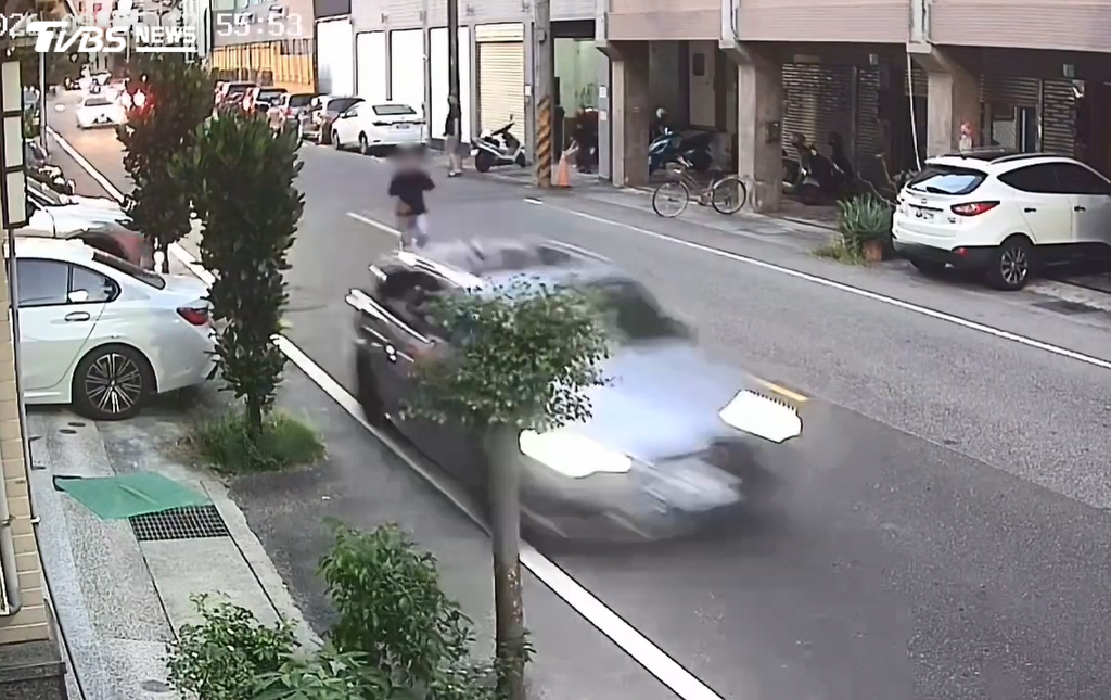 駕駛父親在車後方曾大喊煞車，駕駛則回應煞車煞不住。（圖／TVBS）