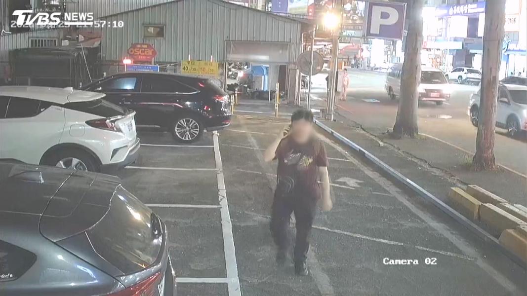 講電話講到抓狂!男沿街踹機車「推倒就走」中秋夜逾3車遭殃。(圖/民眾提供)