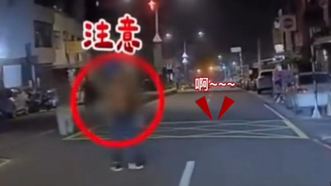 開車開到一半,一名沒穿上衣的男子突然竄出。(圖/Threads@hongzhuocat提供)