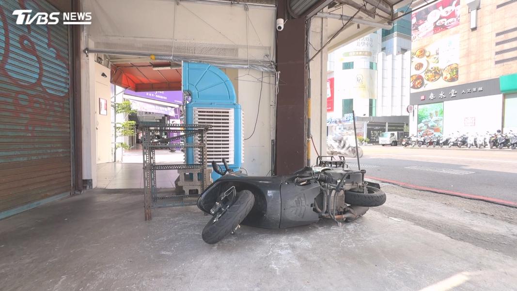 現場僅剩3輛機車,警方隨即貼上紙條提醒車主記得報案。(圖/TVBS)
