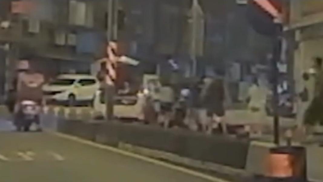前車沒讓尺裸男子得逞,他又攔下另一輛車,這次就沒這麼幸運了,遭一頓球棒爆打。(圖/Threads@hongzhuocat提供)