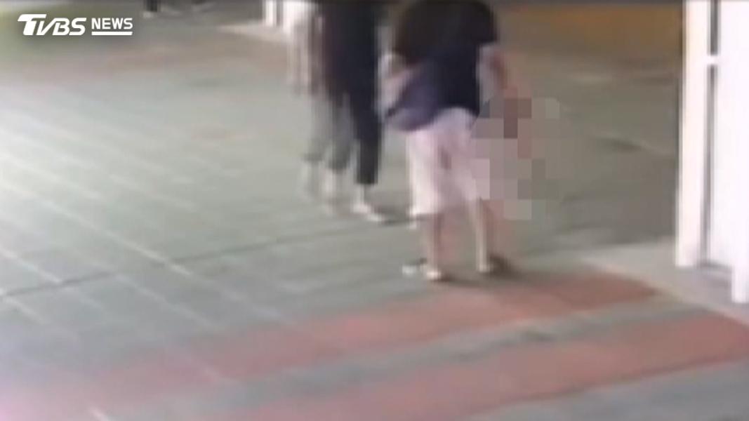 陳男右手握著一把刀,隨著手臂擺動晃來晃去,步伐相當豪邁。(圖/民眾提供)