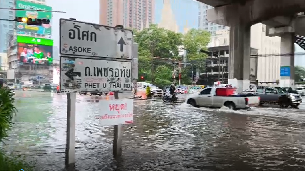 泰國暴雨,曼谷街道變河道,民眾:水淹膝蓋。(圖THREADS/maxshen0409)