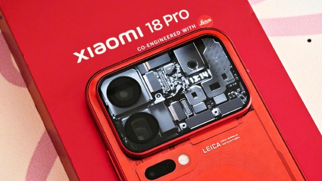 XIAOMI 18Pro 還推出鮮紅色的透明特別版,但可惜台灣未來不會引進這個版本。(圖/小米微博)