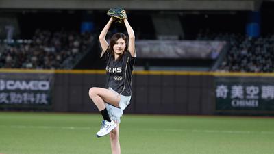 57歲玉女歌手首站投手丘!「凍齡神顏」曝光 苦練成果驚艷全場