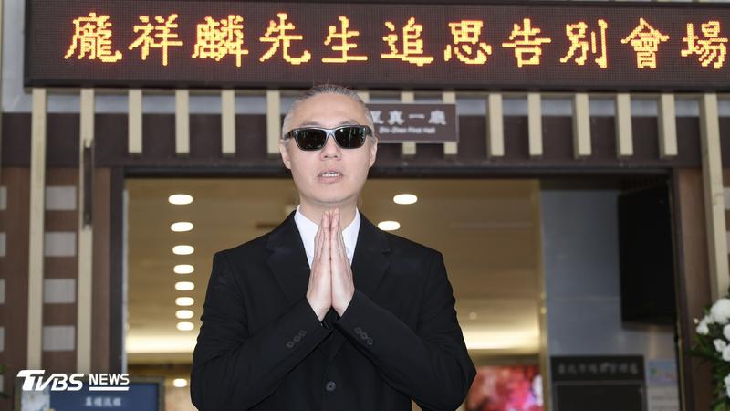 龐祥麟告別式圓滿,兒子龐雲徽接受媒體訪問。(圖/張哲鳴攝)