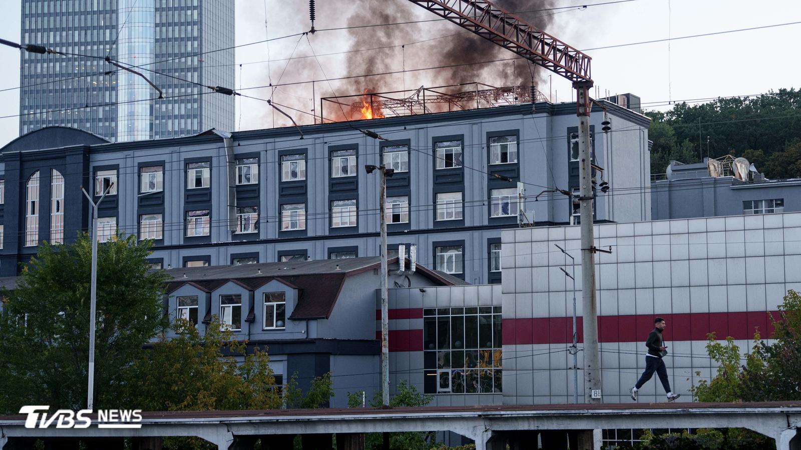 基輔遭空襲大樓濃煙竄出(圖/達志影像美聯社)