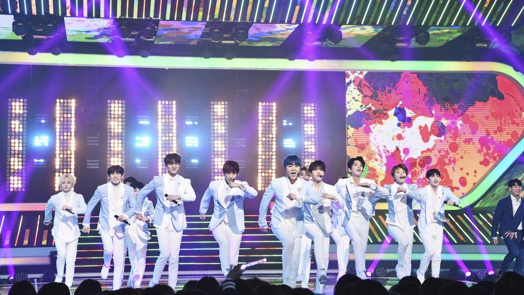 「13人如同一體」的刀群舞是SEVENTEEN著名的招牌。(圖/MBC提供)