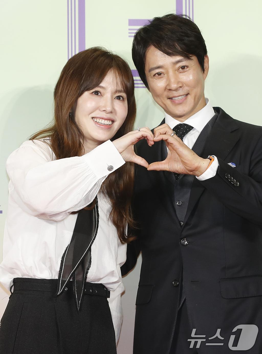 崔秀宗（右）與夏希羅為南韓演藝圈知名的明星夫妻。（圖／news1提供）