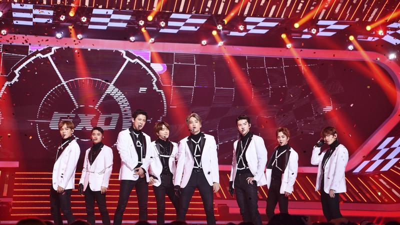 EXO全員穿上純白西裝壓軸登場。(圖/MBC提供)