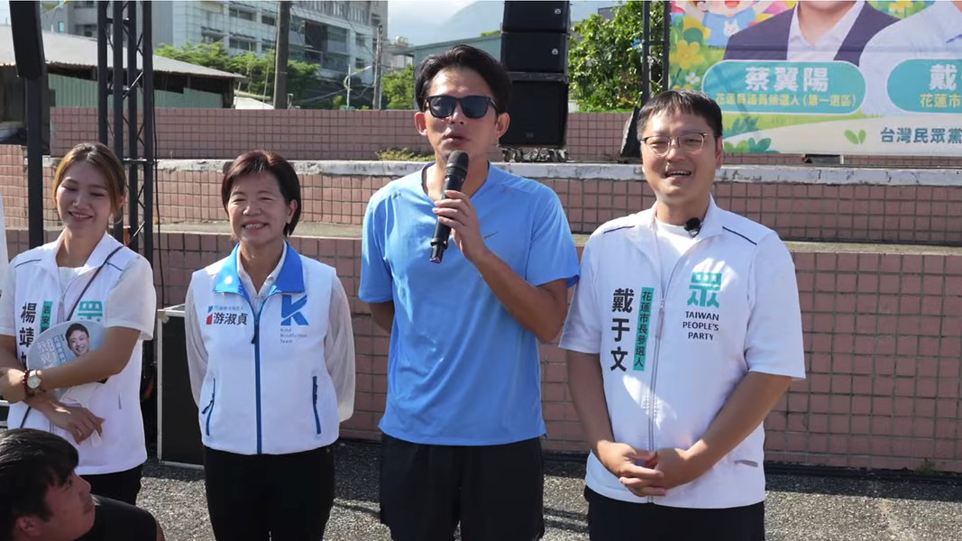 黃國昌今日前往花蓮替民眾黨花蓮市長參選人戴于文站台。(圖/翻攝自民眾黨直播)