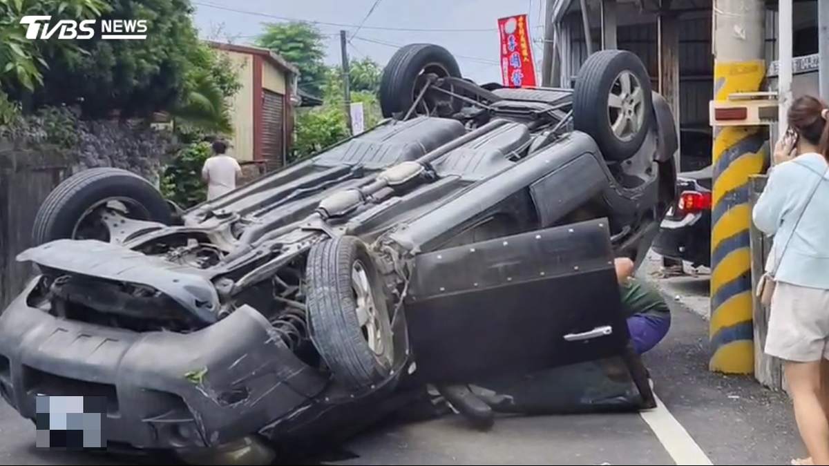 前鄉長載愛妻出門「翻車四輪朝天」