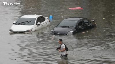 曼谷暴雨「全市50區列災區」!手機警報齊發 民眾奔超市搶購物資