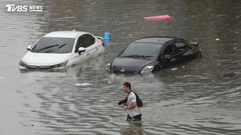 泰國曼谷暴雨,全市50區列入災區。(圖/達志影像美聯社)
