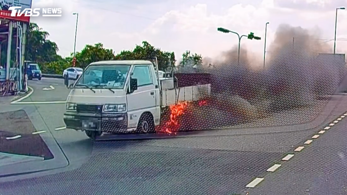 國道車底竄火!駕駛硬撐下交流道才停