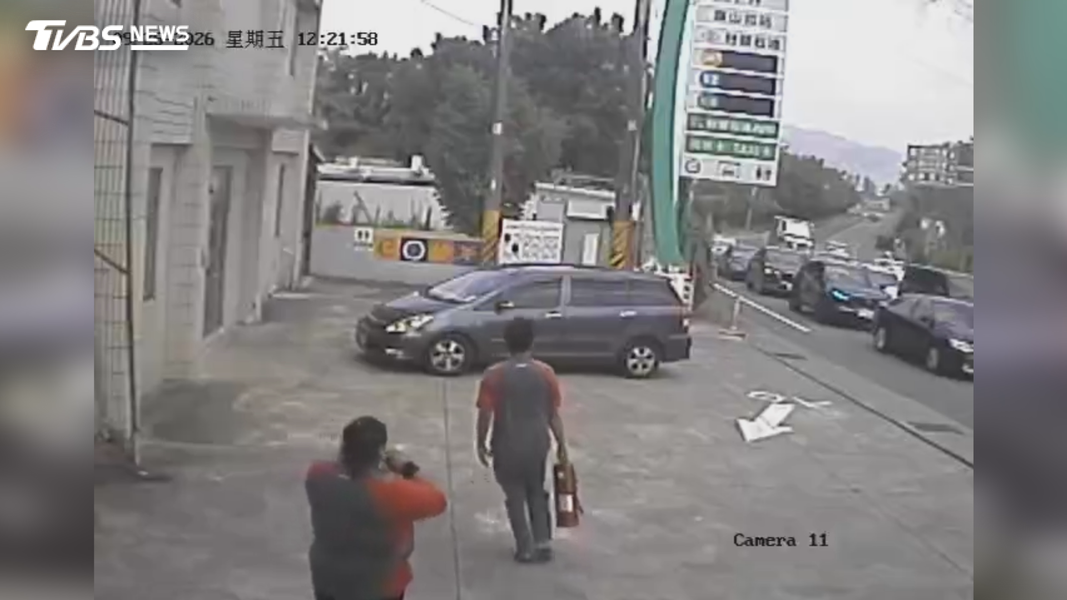 車輛停在加油站附近,在警消尚未趕到時,附近加油站員工已載著好幾支滅火器前往救援,及時將火勢撲滅(圖/TVBS)