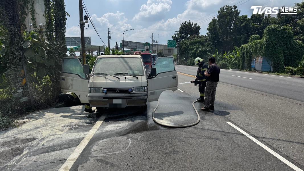 消防隊提醒,正確的處置方式是駕駛在火燒車當下應直接靠邊熄火,等待救援(圖/TVBS)