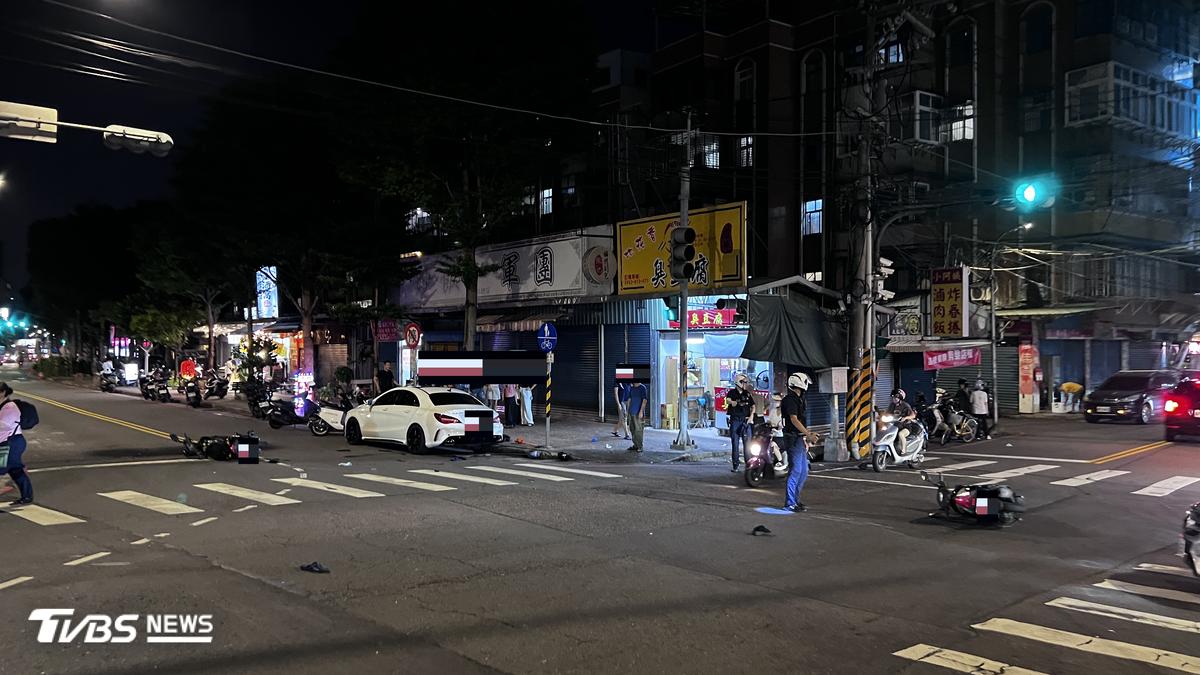 目睹父母遭撞飛!女兒丟下機車 奔喊求救