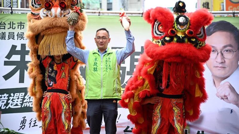 無黨籍台北市議員參選人朱政騏遭民進黨開除黨籍後,仍在文宣上使用民進黨徽,甚至拿民進黨台北市長參選人沈伯洋的照片掛看板。(圖/翻攝自朱政騏臉書)
