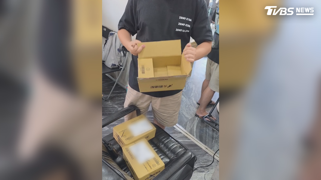 高雄一名消費者透過電商平台訂購4支iPhone18 Pro Max手機,沒想到到貨拆箱後竟發現有3個是空箱,僅1支手機順利到貨(圖/當事人提供)