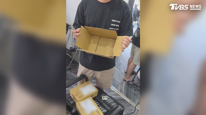 高雄一名消費者透過電商平台訂購4支iPhone18 Pro Max手機,沒想到到貨拆箱後竟發現有3個是空箱,僅1支手機順利到貨(圖/當事人提供)
