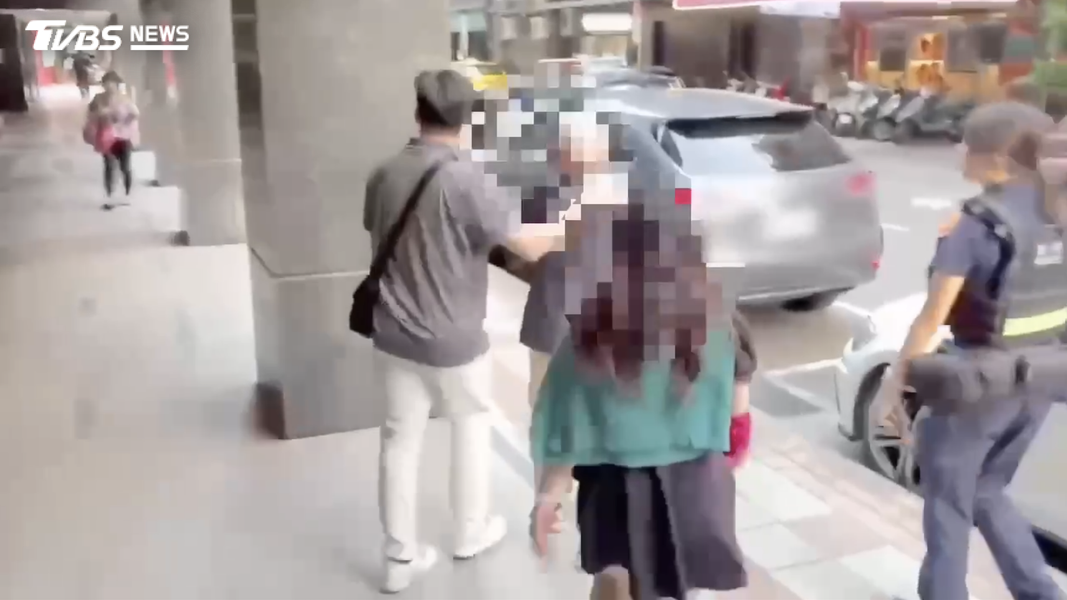 警方從現場帶回34人。(圖/TVBS)