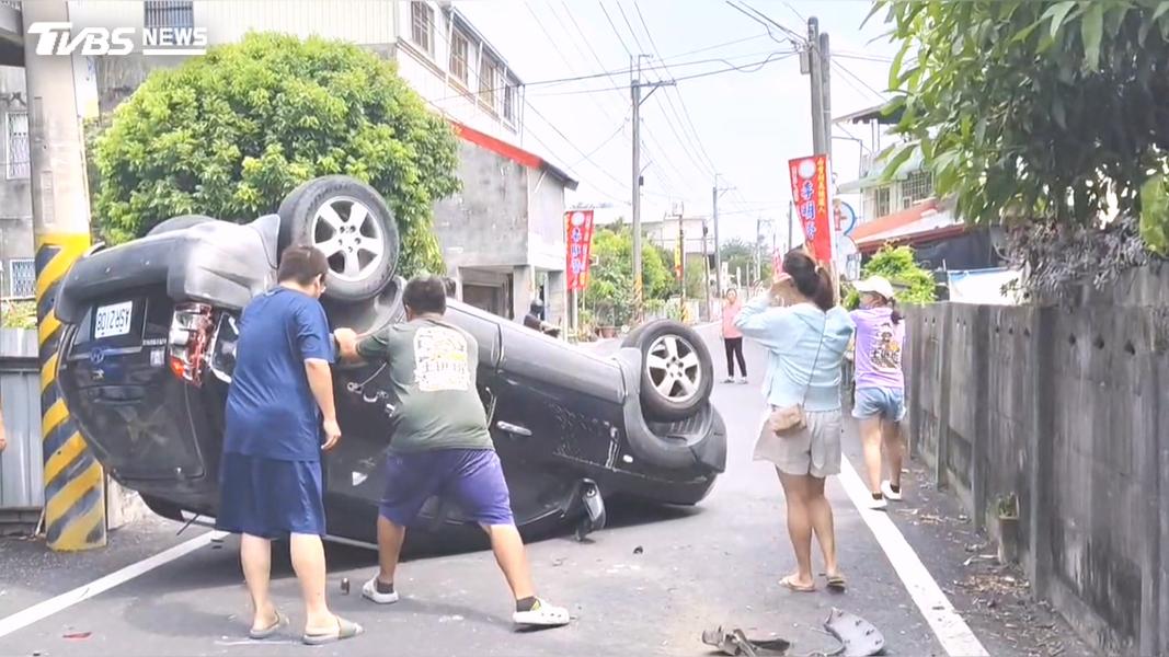 前鄉長載妻拜票翻車!會車擦撞「四輪朝天」2人一度受困。(圖/TVBS)