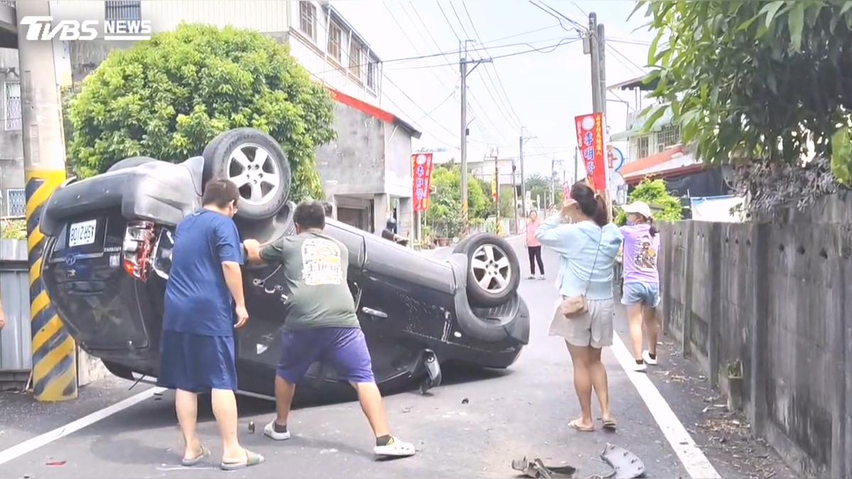 前鄉長載妻拜票翻車!會車擦撞「四輪朝天」2人一度受困
