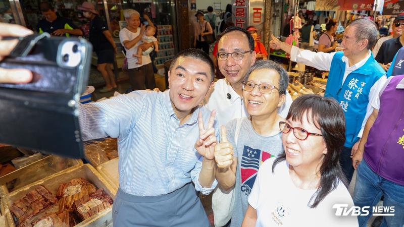 許久未在公開場合露面的國民黨前黨主席朱立倫今(26)日現身基隆,陪同基隆市長謝國樑掃街拜票。(圖/朱立倫辦公室提供)